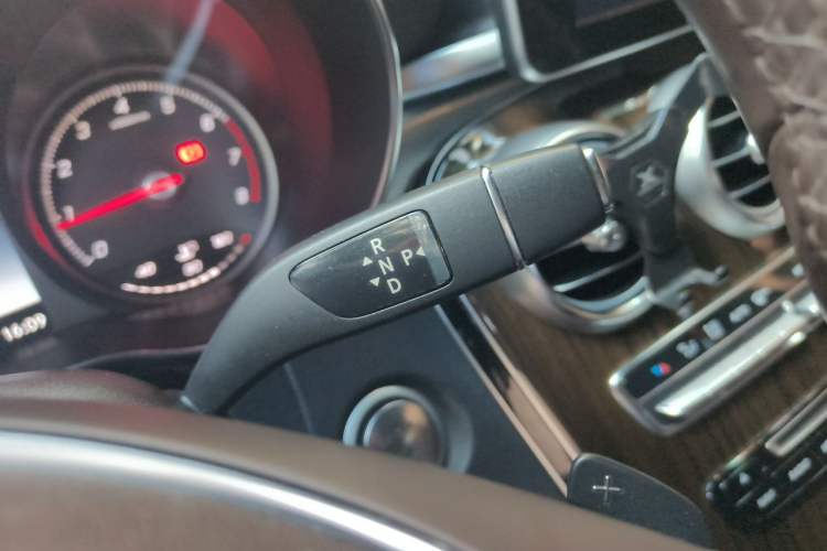 Used Mercedes-Benz GLC 2016 GLC 260 4MATIC Dynamic Edition Gear Lever