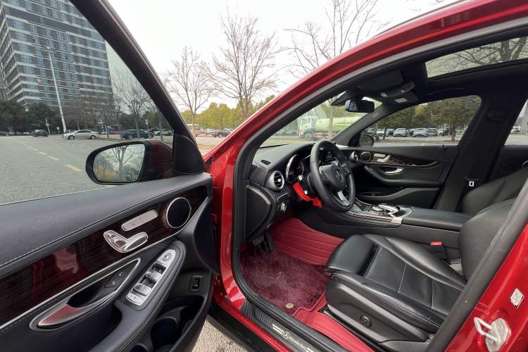 Used Mercedes-Benz GLC 2016 GLC 260 4MATIC Dynamic Edition Interior 1