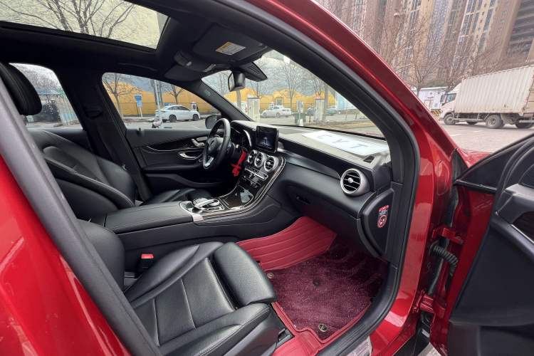 Used Mercedes-Benz GLC 2016 GLC 260 4MATIC Dynamic Edition Interior 4