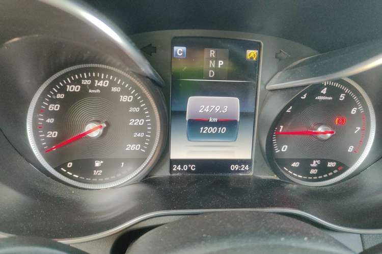 Used Mercedes-Benz GLC 2016 GLC 260 4MATIC Luxury Model Odometer Close Up
