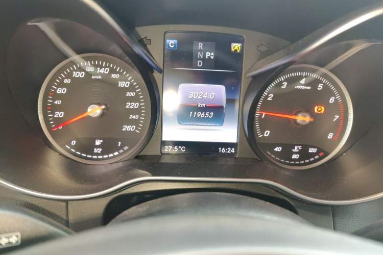 Used Mercedes-Benz GLC 2016 GLC 260 4MATIC Luxury Model Odometer Close Up