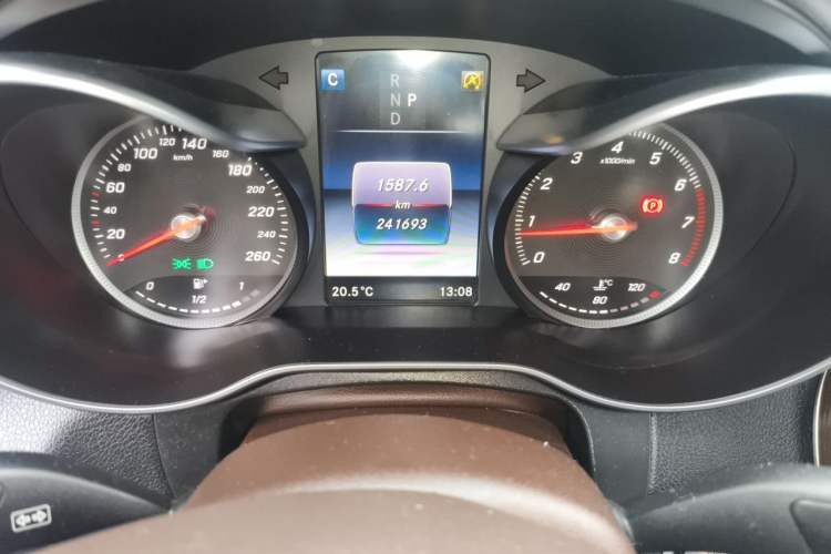 Used Mercedes-Benz GLC 2016 GLC 300 4MATIC Luxury Model Odometer Close Up