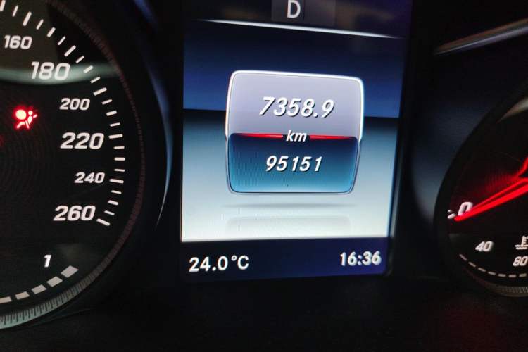 Used Mercedes-Benz GLC 2016 GLC 260 4MATIC Dynamic Edition Odometer Close Up