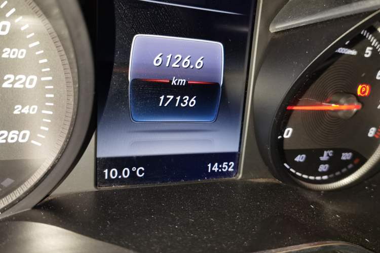 Used Mercedes-Benz GLC 2016 GLC 260 4MATIC Dynamic Edition Odometer Close Up