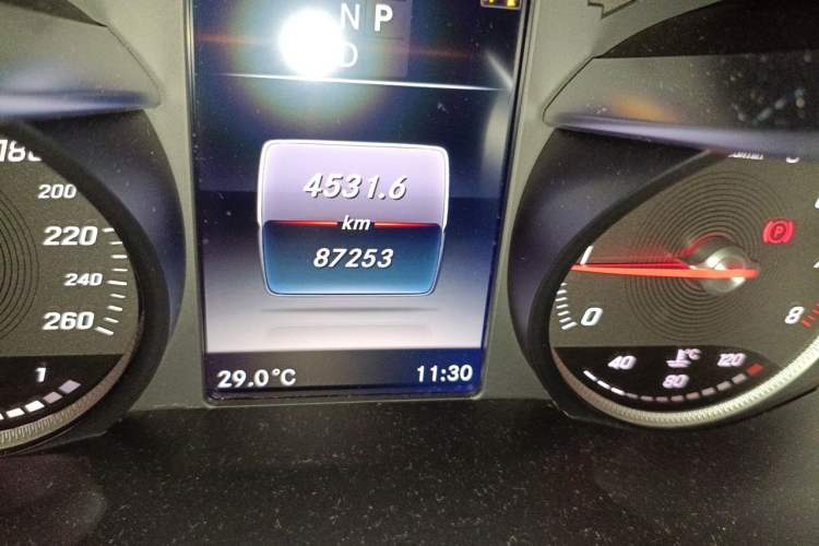 Used Mercedes-Benz GLC 2016 GLC 300 4MATIC Dynamic Model Odometer Close Up
