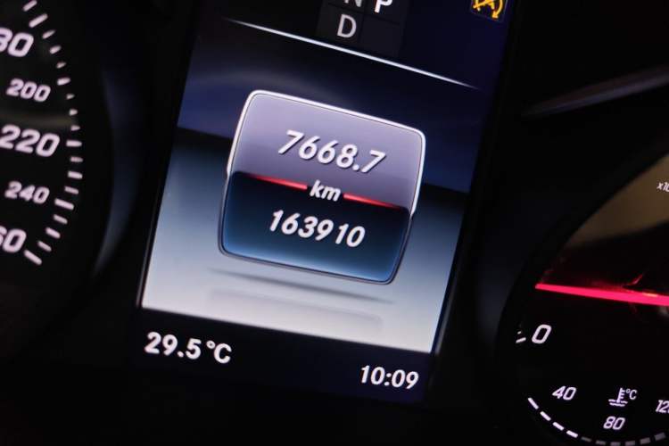Used Mercedes-Benz GLC 2016 GLC 260 4MATIC Luxury Model Odometer Close Up