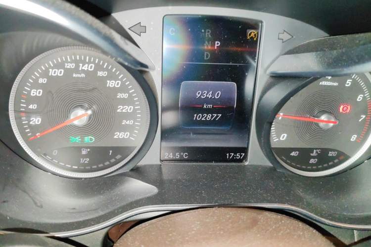 Used Mercedes-Benz GLC 2016 GLC 260 4MATIC Luxury Model Odometer Close Up