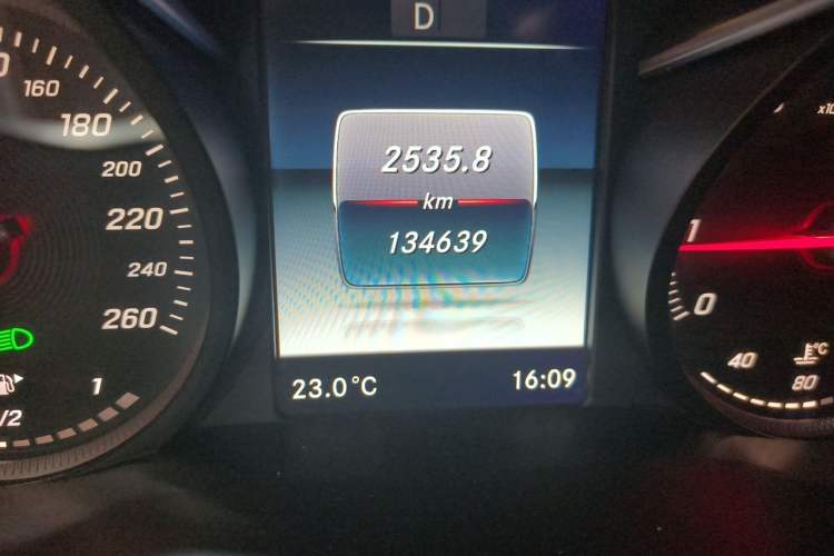 Used Mercedes-Benz GLC 2016 GLC 260 4MATIC Dynamic Edition Odometer Close Up