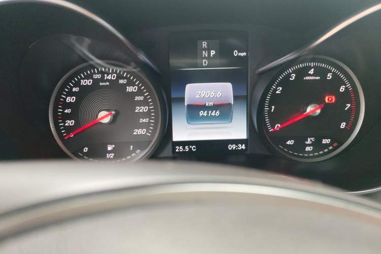 Used Mercedes-Benz GLC 2016 GLC 260 4MATIC Dynamic Edition Odometer Close Up