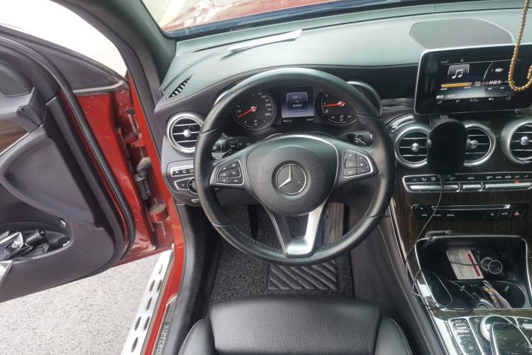 Used Mercedes-Benz GLC 2016 GLC 260 4MATIC Luxury Model Steering Wheel