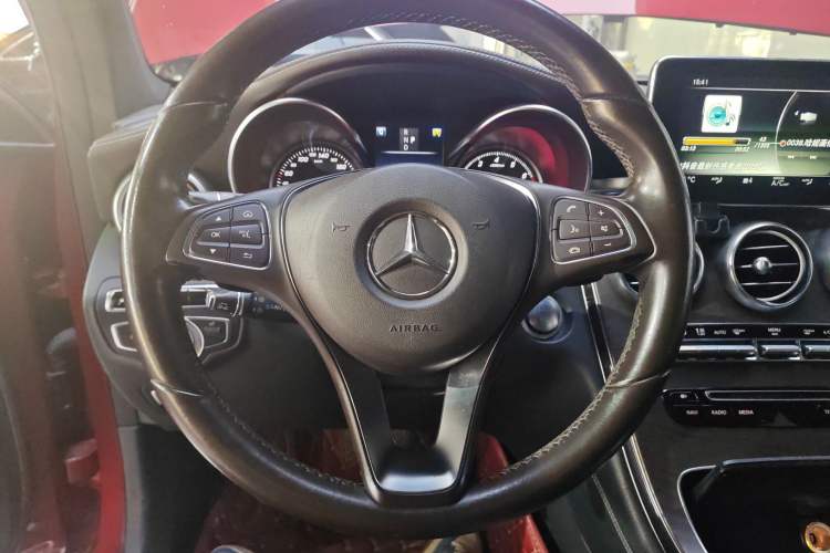 Used Mercedes-Benz GLC 2016 GLC 300 4MATIC Luxury Model Steering Wheel