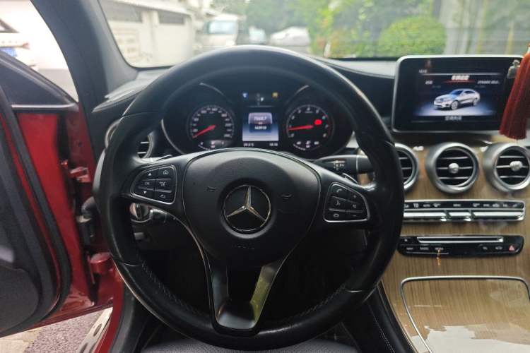 Used Mercedes-Benz GLC 2016 GLC 260 4MATIC Luxury Model Steering Wheel