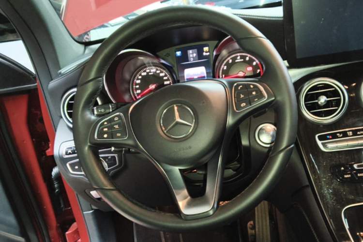 Used Mercedes-Benz GLC 2016 GLC 260 4MATIC Luxury Model Steering Wheel