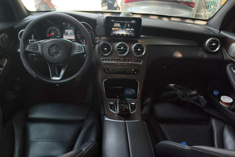 Used Mercedes-Benz GLC 2016 GLC 300 4MATIC Dynamic Model Center Console