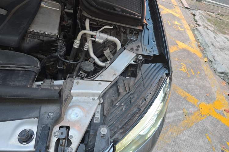 Used Mercedes-Benz GLC 2016 GLC 300 4MATIC Luxury Model Engine Bay Left
