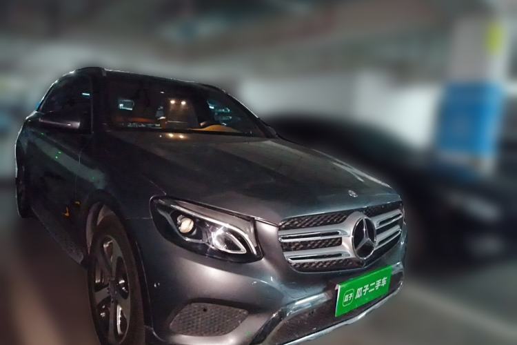 Used Mercedes-Benz GLC 2016 GLC 260 4MATIC Luxury Model Front Right 45 Deg