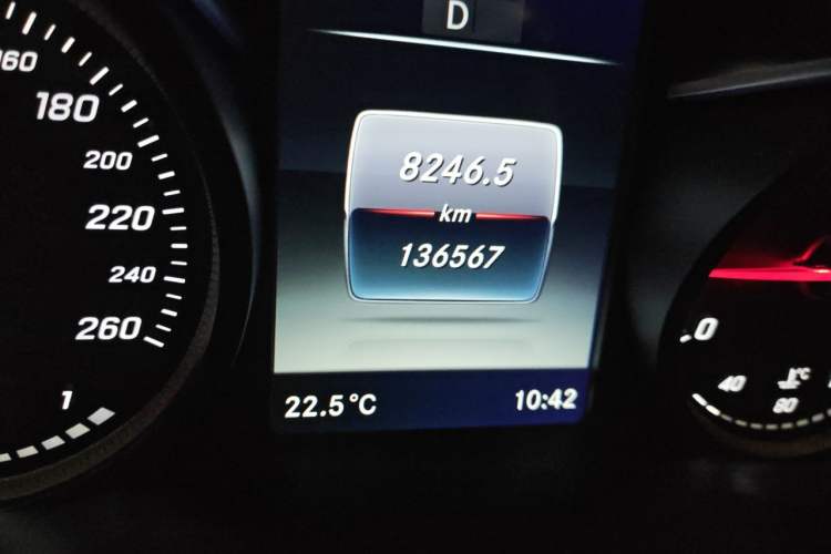 Used Mercedes-Benz GLC 2016 GLC 260 4MATIC Luxury Model Odometer Close Up