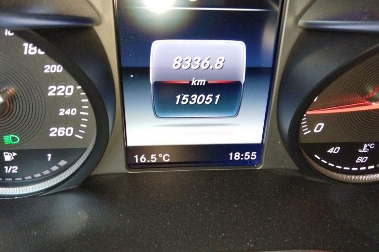 Used Mercedes-Benz GLC 2016 GLC 260 4MATIC Luxury Model Odometer Close Up