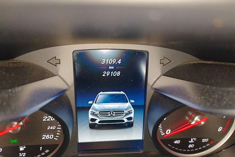 Used Mercedes-Benz GLC 2016 GLC 260 4MATIC Luxury Model Odometer Close Up