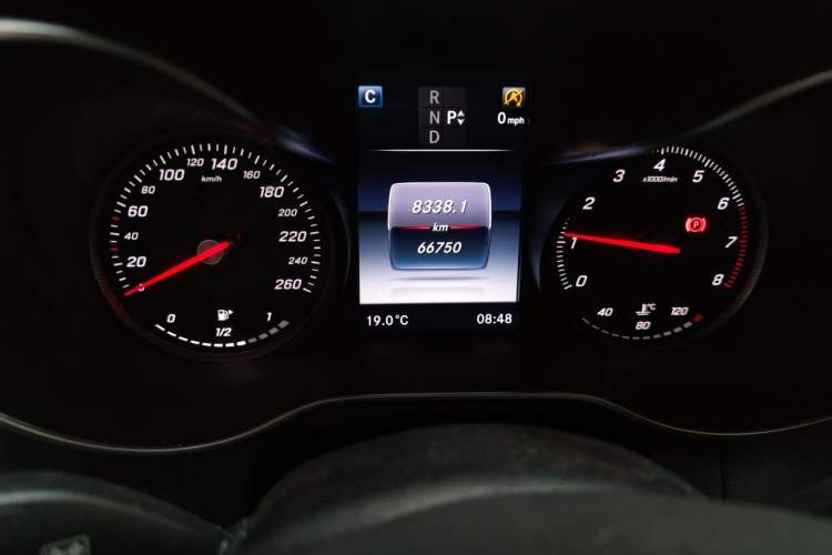 Used Mercedes-Benz GLC 2016 GLC 260 4MATIC Luxury Model Odometer Close Up
