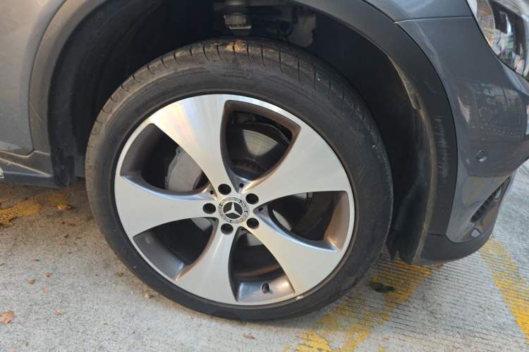 Used Mercedes-Benz GLC 2016 GLC 300 4MATIC Luxury Model Right Front Wheel Hub