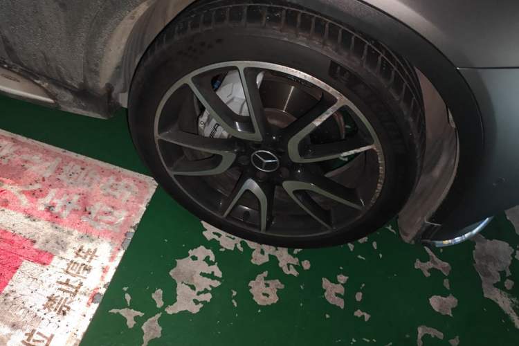 Used Mercedes-Benz GLC 2016 GLC 300 4MATIC Dynamic Model Right Front Wheel Hub