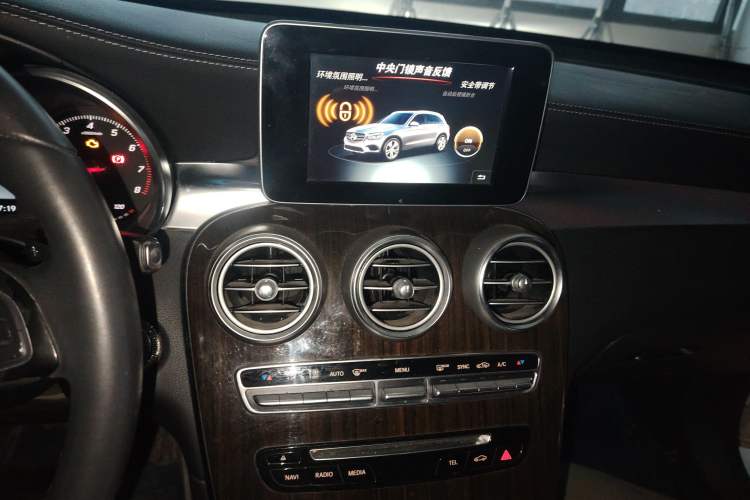 Used Mercedes-Benz GLC 2016 GLC 260 4MATIC Dynamic Edition Audio And AC Panel