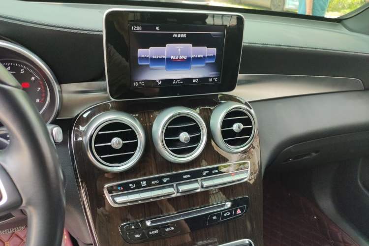 Used Mercedes-Benz GLC 2016 GLC 260 4MATIC Dynamic Edition Audio And AC Panel