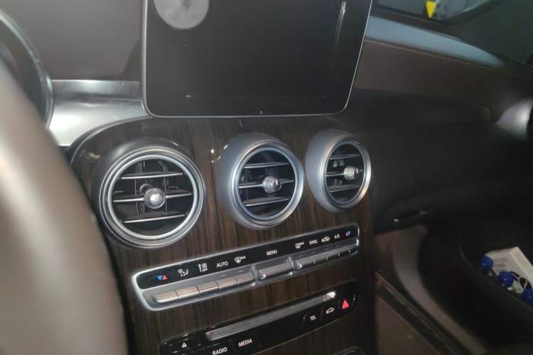 Used Mercedes-Benz GLC 2016 GLC 260 4MATIC Dynamic Edition Audio And AC Panel