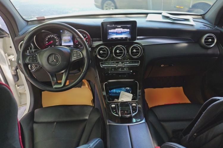 Used Mercedes-Benz GLC 2016 GLC 260 4MATIC Dynamic Edition Center Console