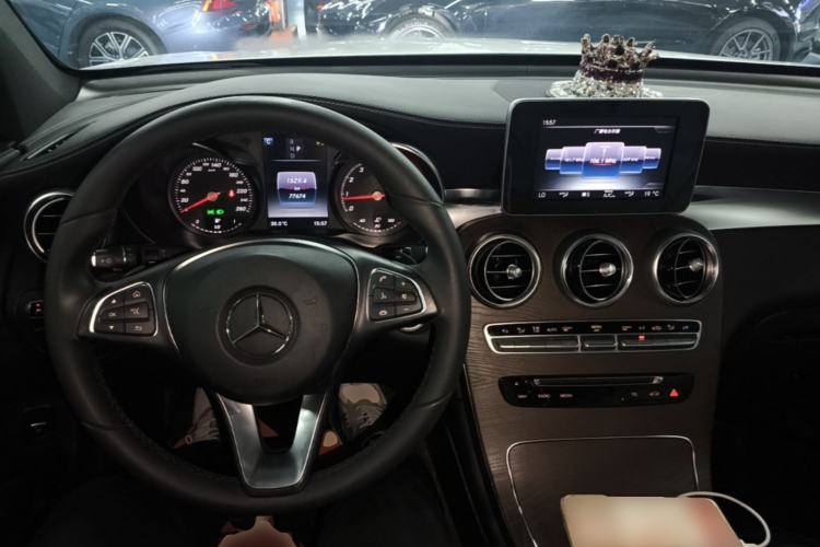 Used Mercedes-Benz GLC 2016 GLC 300 4MATIC Dynamic Model Center Console