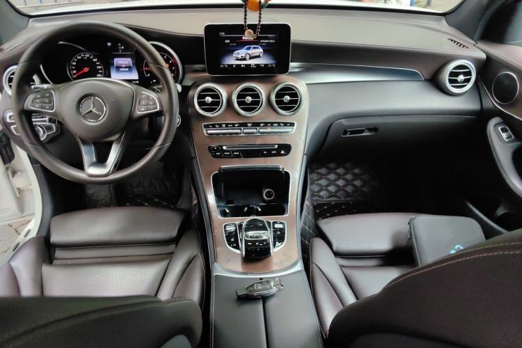 Used Mercedes-Benz GLC 2016 GLC 300 4MATIC Dynamic Model Center Console