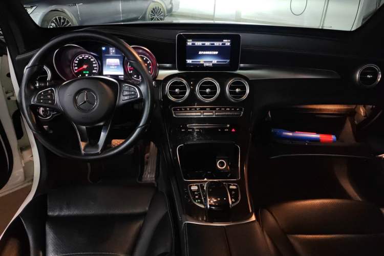 Used Mercedes-Benz GLC 2016 GLC 260 4MATIC Dynamic Edition Center Console
