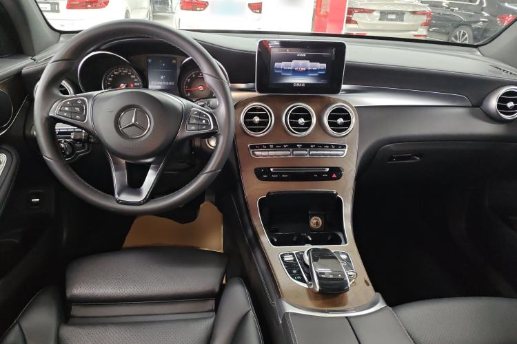 Used Mercedes-Benz GLC 2016 GLC 300 4MATIC Dynamic Model Center Console