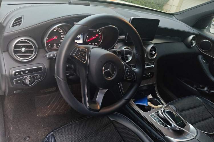 Used Mercedes-Benz GLC 2016 GLC 300 4MATIC Dynamic Model Center Console