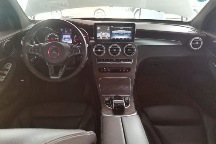 Used Mercedes-Benz GLC 2016 GLC 300 4MATIC Dynamic Model Center Console