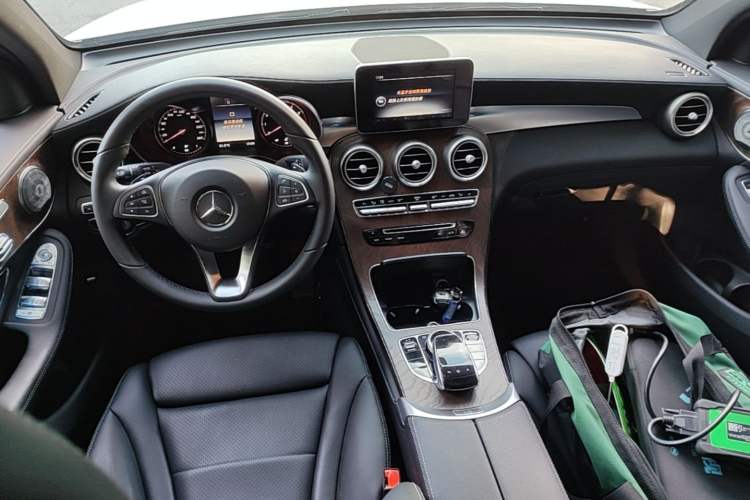 Used Mercedes-Benz GLC 2016 GLC 300 4MATIC Dynamic Model Center Console