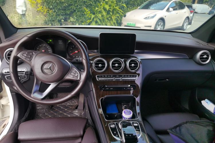 Used Mercedes-Benz GLC 2016 GLC 260 4MATIC Luxury Model Center Console