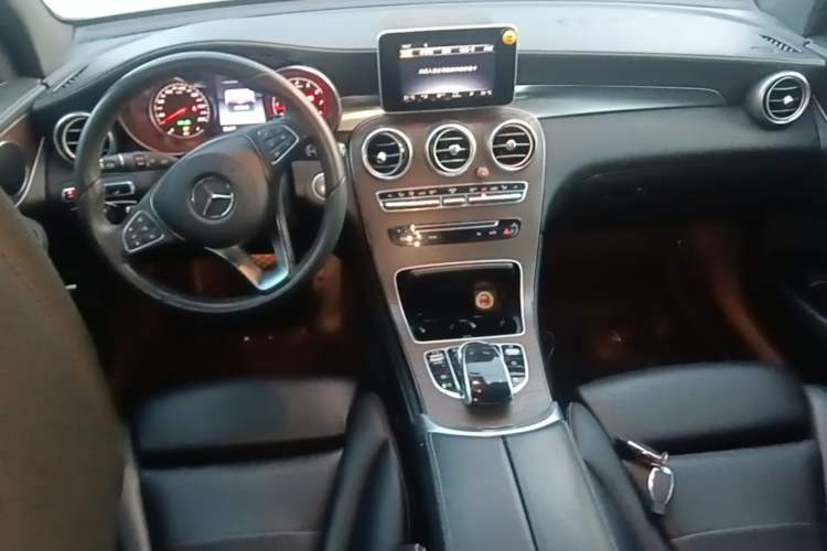 Used Mercedes-Benz GLC 2016 GLC 300 4MATIC Dynamic Model Center Console