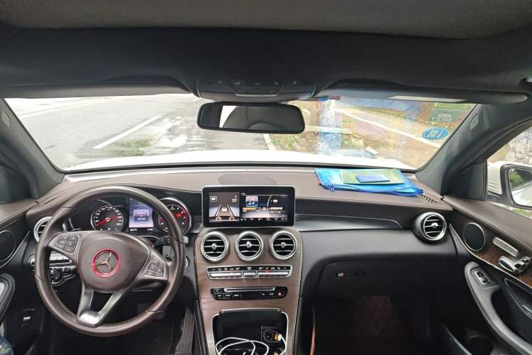 Used Mercedes-Benz GLC 2016 GLC 300 4MATIC Dynamic Model Center Console