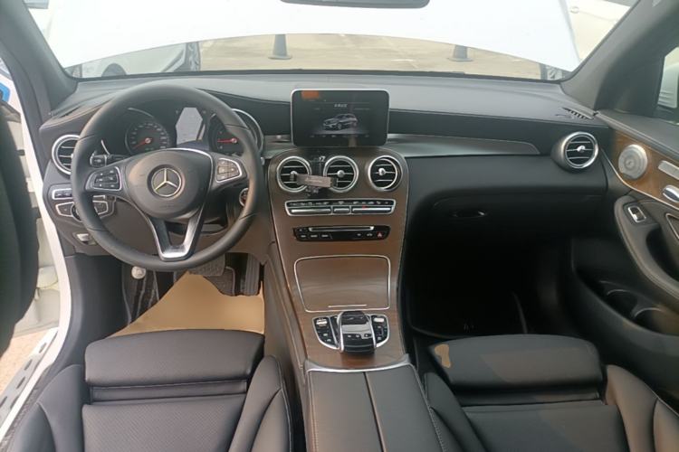 Used Mercedes-Benz GLC 2016 GLC 300 4MATIC Dynamic Model Center Console