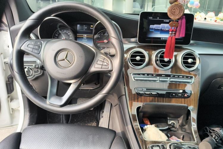 Used Mercedes-Benz GLC 2016 GLC 260 4MATIC Dynamic Edition Center Console