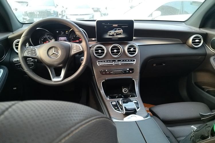 Used Mercedes-Benz GLC 2016 GLC 300 4MATIC Luxury Model Center Console