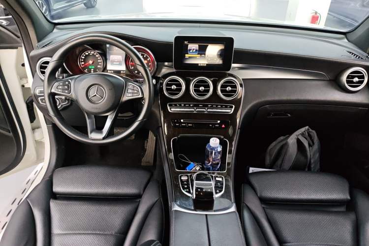 Used Mercedes-Benz GLC 2016 GLC 260 4MATIC Dynamic Edition Center Console
