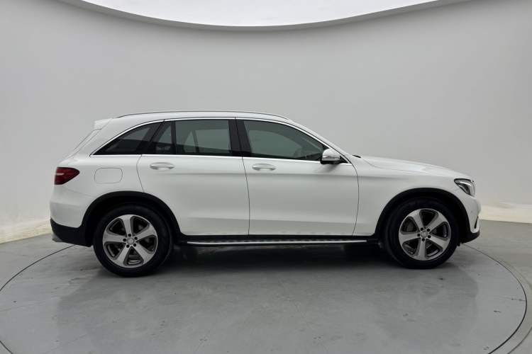 Used Mercedes-Benz GLC 2016 GLC 260 4MATIC Luxury Model Exterior 3