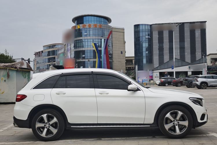 Used Mercedes-Benz GLC 2016 GLC 260 4MATIC Luxury Model Exterior 3