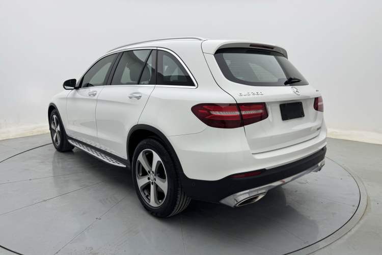 Used Mercedes-Benz GLC 2016 GLC 260 4MATIC Luxury Model Exterior 4