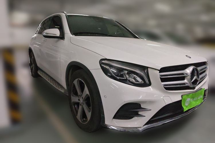 Used Mercedes-Benz GLC 2016 GLC 260 4MATIC Luxury Model Front Right 45 Deg