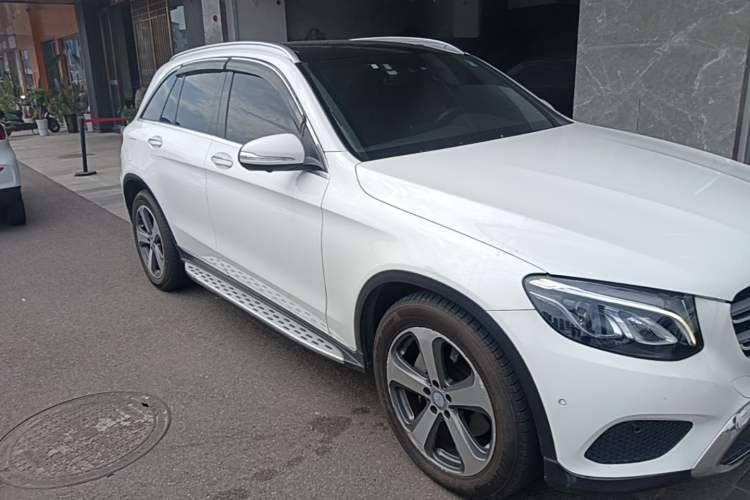 Used Mercedes-Benz GLC 2016 GLC 260 4MATIC Luxury Model Front Right 45 Deg
