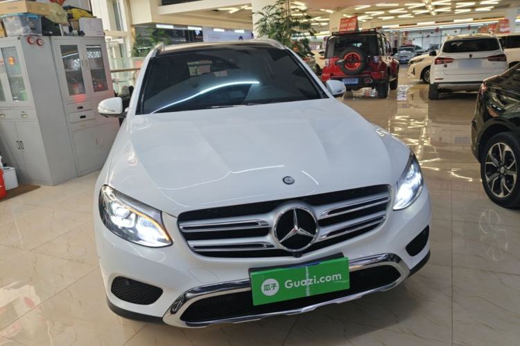 Used Mercedes-Benz GLC 2016 GLC 260 4MATIC Luxury Model Front Right 45 Deg